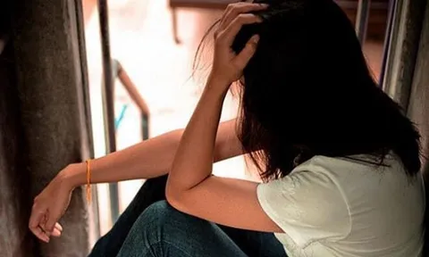 Ở cữ mẹ chồng chỉ cho ăn rau muống luộc, cháu ốm không cho đi viện, bắt tắm nước lá, tôi ôm con về ngoại