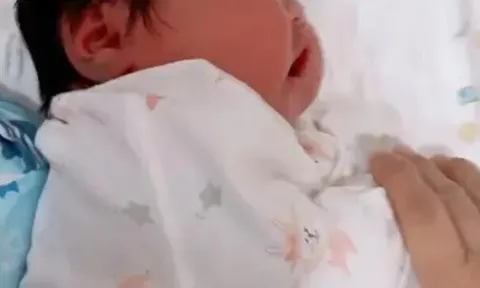 Bé sơ sinh chào đời như “người khổng lồ”, nặng 11kg, hai má phúng phính bánh bao khiến cả bệnh viện xôn xao
