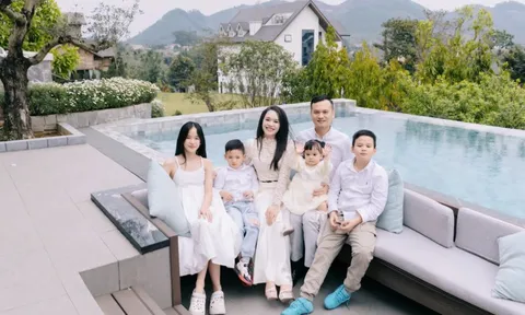 Mẹ 4 con Bắc Ninh "bỏ phố" về vùng ven xây biệt thự trắng đẹp sang như Bắc Âu thu nhỏ, chiếc cầu thang xoắn ốc lạ mắt