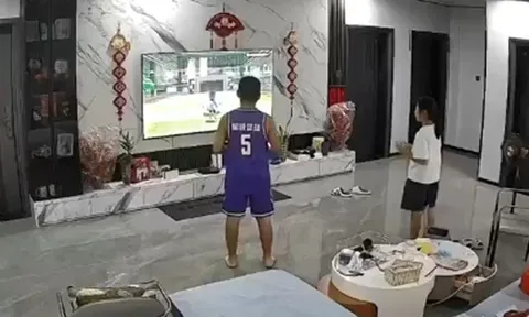 Cãi nhau với vợ, chồng lôi con riêng của vợ ra trút giận, camera giám sát ghi lại cảnh tượng phẫn nộ