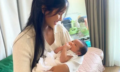 Con gái H'Hen Niê chưa tròn 1 tháng tuổi tay chân đã "dài ngoằng", diện mạo xinh yêu chuẩn gen hoa hậu