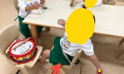 Cô giáo gửi ảnh con ở trường quốc tế, mẹ nhìn kĩ phát hiện điều đáng sợ, lập tức kiện lên tận hiệu trưởng