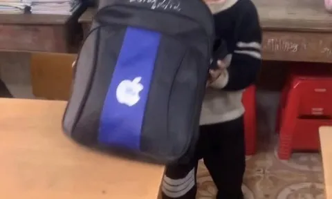 Bé trai vùng cao vác món quà 3kg đến trường tặng cô giáo, ai nhìn cũng "tan chảy" vì quá đáng yêu