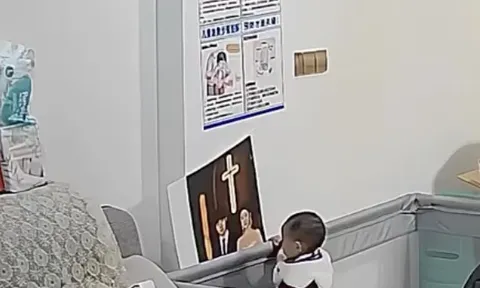 Đi làm xa gửi con 2 tuổi về quê với ông bà, vô tình xem camera thấy bé liên tục làm một hành động ở góc tường, người bố chết lặng