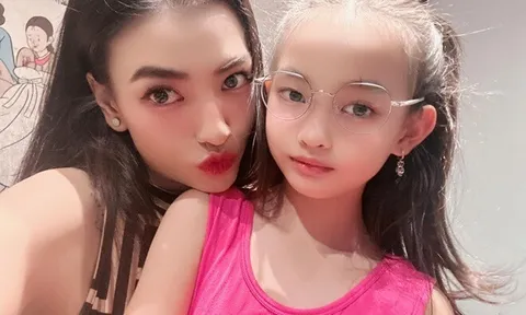 "Con gái" Hoa hậu Ngọc Hân càng lớn càng xinh, chân dài hệt mẹ 1m79, học trường quốc tế 100 triệu/năm