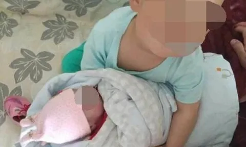 Cứ được con lớn bế là em sơ sinh sẽ khóc rất to, người mẹ phát hiện sự thật khi thay đồ cho con