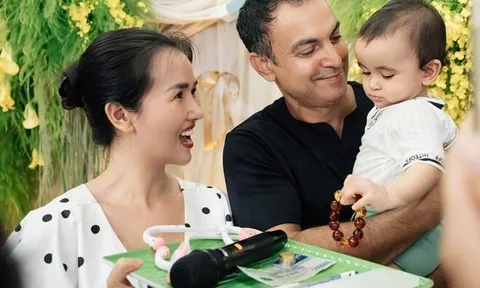 Phản ứng của chồng Võ Hạ Trâm khi con lai Ấn không chọn vàng tiền, chỉ lấy tràng hạt từ ông ngoại xuất gia trong tiệc thôi nôi
