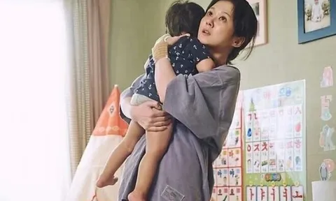 15 năm nuôi con riêng của chồng, 20/10 nhận được bó hoa, tờ giấy đính kèm bên trong khiến tôi đứng không vững