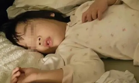 Cứ đến tối đi ngủ là con gái 6 tuổi than thở giường chật chội, kiểm tra camera giấu kín người mẹ oà khóc