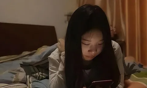 Tài khoản bị trừ 200 triệu đồng, mẹ vô tình phát hiện "bí mật" của con gái 13 tuổi, lập tức báo cảnh sát