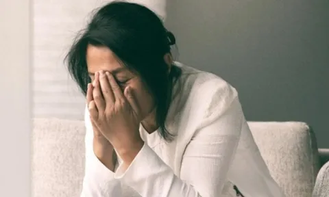 Gửi con đi học ở trường nội trú, mẹ Việt òa khóc khi thấy một thứ trong cặp sách của con