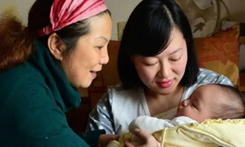 Mẹ chồng chăm cháu công 3 triệu/tháng nhưng suốt ngày chỉ xem điện thoại, đặt đồ về nhà ăn, con dâu mời bà về quê