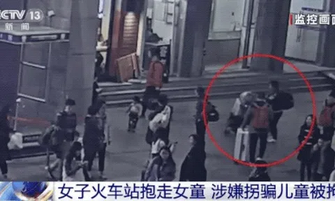 Đứng cách mẹ vài bước chân, bé gái suýt bị bắt cóc chỉ trong tích tắc, xem camera giám sát rùng mình vì thủ đoạn