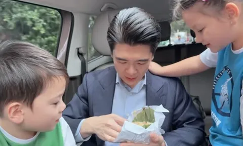 Anh chồng Phó TGĐ Ngân hàng của HH Đỗ Mỹ Linh đưa hai con đi học, 3 bố con ăn chung gói xôi vừa tiết kiệm vừa tình cảm