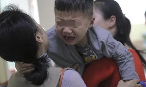 Cô giáo gửi ảnh con ngủ trưa ở trường, mẹ vừa nhìn đã tức giận, kiện lên tận hiệu trưởng