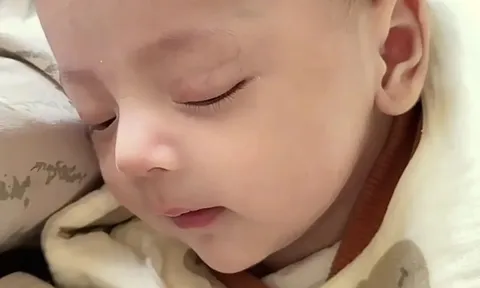 Bé sơ sinh da trắng, mũi cao, trán rộng được ví đẹp như "Phật tử", thân phận mẹ đứa trẻ gây bất ngờ