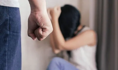 Thấy vợ cũ nấu ăn trong bếp, chồng không kiềm được liền lao vào, con gái chứng kiến thì hét lớn