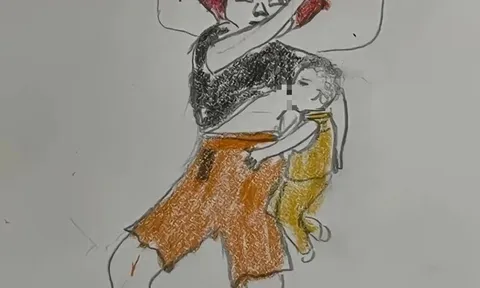 Con gái 7 tuổi vẽ tranh về mẹ, một chi tiết “nhạy cảm” khiến mẹ Việt ngượng đỏ mặt, cô giáo không chấm điểm