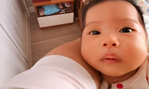 Con gái Hoa hậu H'Hen Niê giống y chang bố đạo diễn lúc nhỏ: Vầng trán rộng, mũi cao, tóc rậm