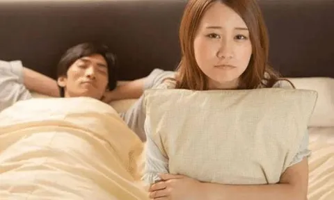 Tỉnh dậy giữa đêm nhìn thấy cảnh bố ôm mẹ, đứa bé làm một chuyện "dở khóc dở cười" ở trường