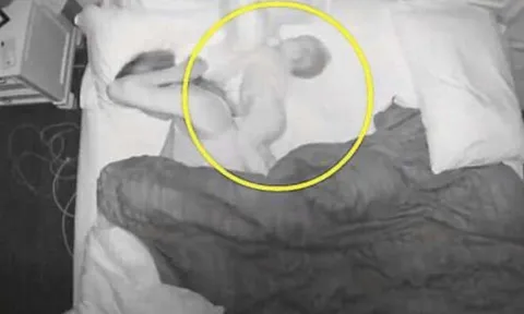 Camera ghi cảnh giữa đêm người mẹ đang ngủ, 2 con nhỏ lần lượt có những hành động ai xem cũng thấy thương