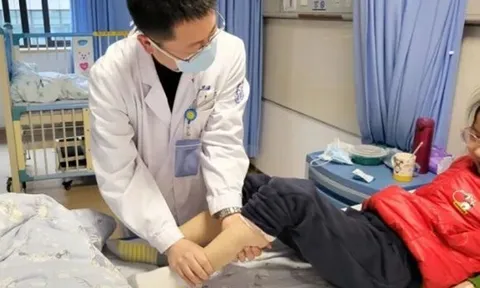 Con gái 6 tuổi kêu đau chân, bác sĩ kiểm tra xong nói "Gọi cảnh sát ngay lập tức!"