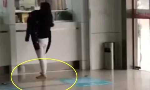 Trời mưa to, mẹ trẻ người ướt nhẹp ôm con chạy vào bệnh viện “cầu cứu”, nhìn xuống thân dưới mới xót xa