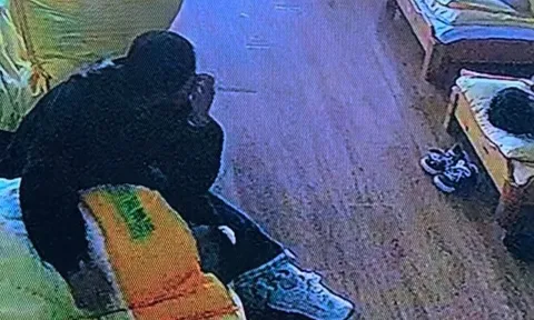 Camera ghi lại cảnh trẻ mẫu giáo ngủ trưa ở trường, hành động của 3 cô giáo khiến phụ huynh không nói nên lời