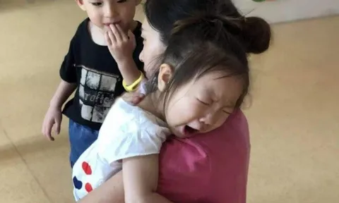 Bé gái 3 tuổi đi tiểu 20 lần/ngày ở trường mẫu giáo, chuyển 2 trường khác đều thế, BS nói "Là do mẹ!"