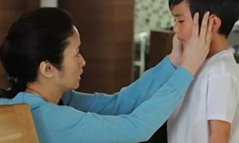 Bố mất nhưng con trai không khóc, lúc đứa trẻ nắm tay cô giúp việc đứng trước di ảnh, mọi chuyện vỡ lẽ