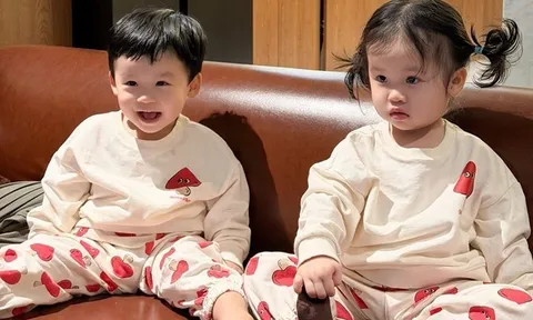 "Phú bà" Sam nắm tay đi dạo tình tứ với người giấu mặt, cho cặp sinh đôi lai Hàn Quốc mặc đồ giống nhau như cục bông