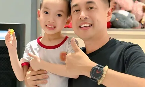 Dương Khắc Linh khen con trai giống y như bố, mới 5 tuổi đã làm việc "lớn" thơm má bạn gái ở lớp