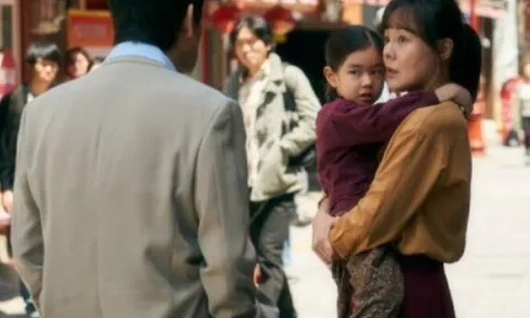 Con gái tố bị bố nuôi của mẹ “ngược đãi” mỗi ngày, mẹ kiểm tra camera thấy cảnh tượng liền mừng rỡ