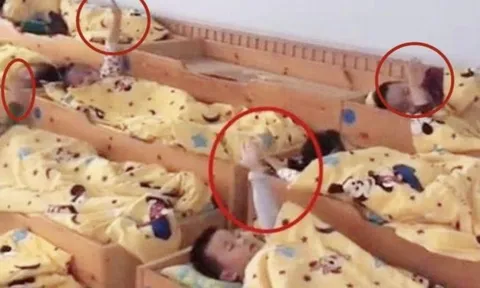 Giáo viên chụp ảnh trẻ ngủ trưa ở trường gửi vào nhóm lớp, phụ huynh soi kỹ mới thấy hành động kỳ lạ của con