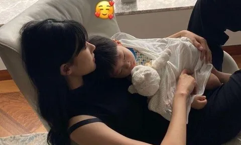 Thuê được giúp việc trẻ xinh, lại giỏi giang, xem camera thấy con hay đi ngủ sớm, mẹ không tin vào mắt mình