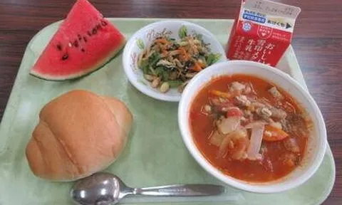 Học sinh khen cơm trưa ở trường rất ngon nhưng để thừa một món, biết lý do cô giáo liền nhắn tin cho phụ huynh