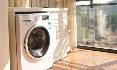 Máy giặt nên đặt ở ban công hay trong nhà vệ sinh? Nghe phân tích của người có kinh nghiệm, tôi mới biết mình đã sai