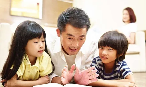 Cô giáo yêu cầu điền từ còn thiếu vào chỗ trống: "Bố thích chơi...", bật cười với đáp án của học sinh