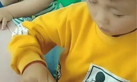 Lén bố mẹ mang quà đến trường mẫu giáo tặng cô, cậu học sinh vừa mở cặp sách đã khiến cả lớp cười xỉu