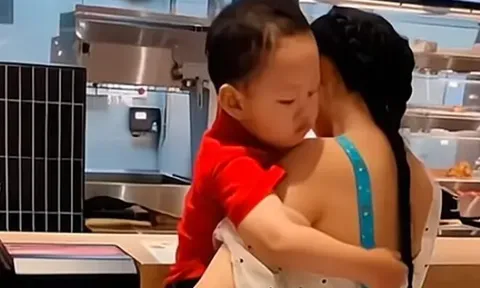 Mẹ mặc váy rộng cứ bị tụt khi bế con vào quán mua đồ ăn, hành động của đứa trẻ khiến ai cũng khen