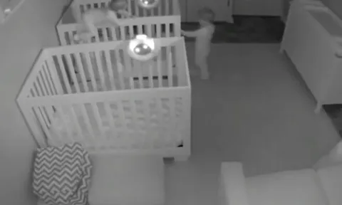 Cặp vợ chồng sốc khi xem đoạn camera vào lúc nửa đêm, 2 con sinh đôi trốn ngủ làm loạt hành động khó hiểu