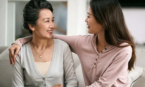 Con gái phải rửa 10 mâm bát vì không mua vàng tặng mẹ chồng tương lai, mẹ đẻ làm một việc khiến cả nhà trai xấu hổ