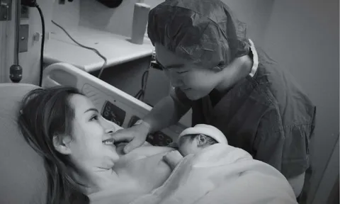 Hoa hậu Diễm Hương sinh con cho chồng thứ 3 tại Canada, quý tử đầu lòng 10 tuổi "lên chức" anh trai