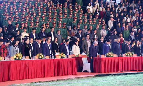 Thủ tướng kêu gọi chung sức đồng lòng, đồng cam cộng khổ, chia sẻ với đồng bào miền Trung