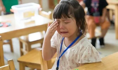 Con nói đi học rất vui, mẹ thấy bức tranh kỳ lạ trong cặp sách liền tức giận kéo cảnh sát đi kiện cô giáo