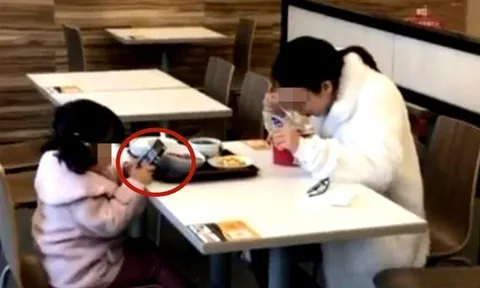 Mẹ và con gái vào nhà hàng gọi 2 suất ăn khác biệt, vừa rời đi, ông chủ "tiên tri" một câu về tương lai người mẹ