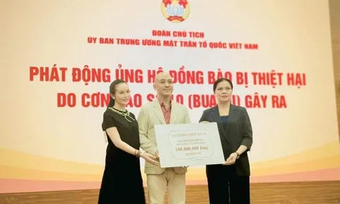 Tuấn Hưng cứu trợ miền Trung sau 2 tuần đội tang mẹ ruột, gương mặt buồn tiều tụy gây xót xa