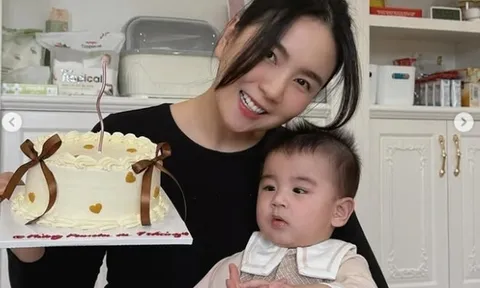 MC Mai Ngọc khoe quý tử giống mình như 2 giọt nước, "công tử Bắc Ninh" 7 tháng ăn gì cũng thòm thèm
