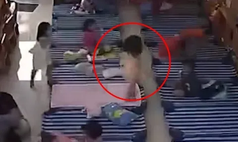 Camera giám sát ghi lại cảnh bé gái mầm non Việt làm một việc kỳ lạ suốt 20 phút khiến mẹ vừa cười vừa lo