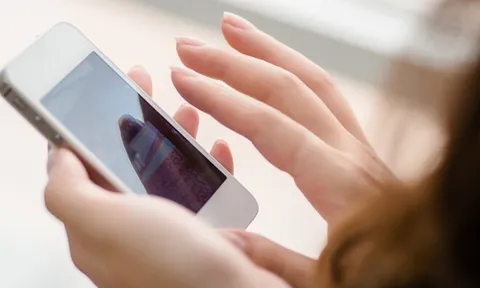 Ngủ một mình, đêm nào con gái cũng kêu "phòng lạnh quá", mẹ xem camera liền rơi nước mắt